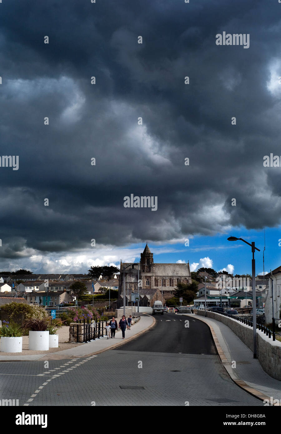 Hayle città Cornovaglia sotto fragoroso nero Cielo e nubi scure Foto Stock