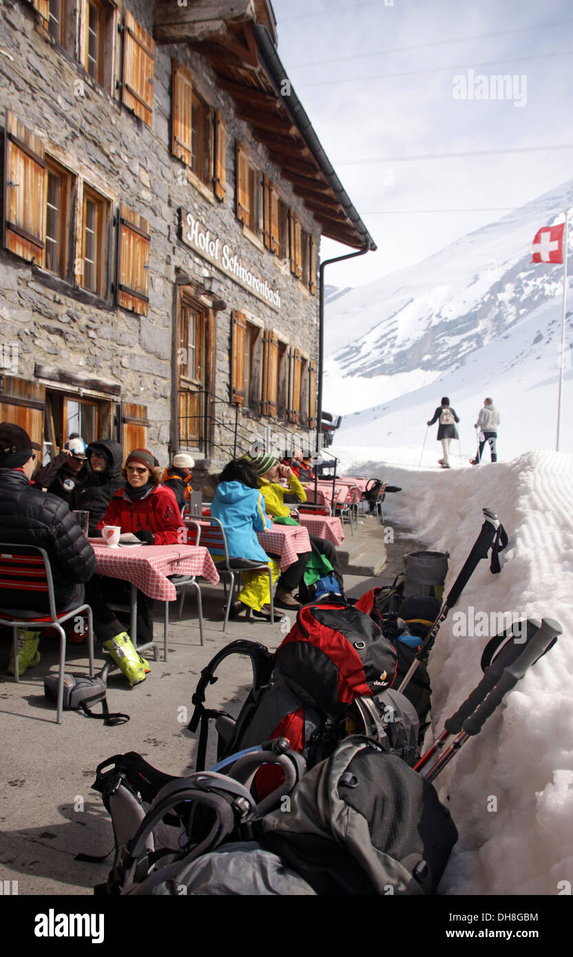 I turisti seduti sulla terrazza dell'Albergo di montagna Schwarenbach, Kandersteg, Oberland bernese, il passo del Gemmi, Vallese, Svizzera Foto Stock
