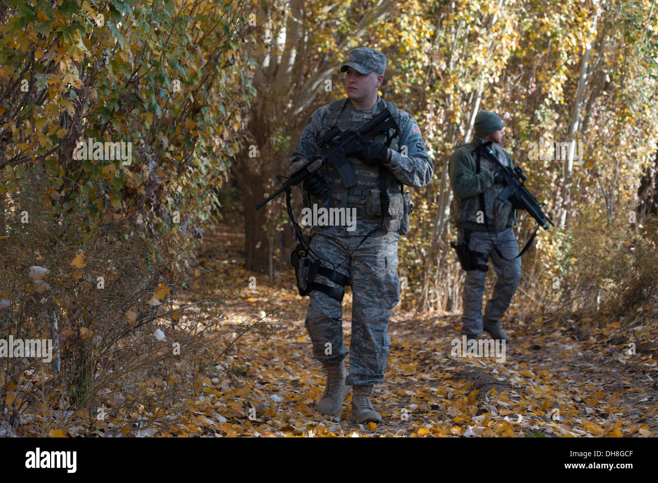 Senior Airman Giordania Net, sinistra e Staff Sgt. Davide Perez, 376 Expeditionary forze di sicurezza risposta Squadron Leader di forza, il pattugliamento del bordo di Frunze foresta vicino il perimetro al centro di transito di Manas, Kirghizistan, Ott. 29, 2013. Net è distribuito o Foto Stock