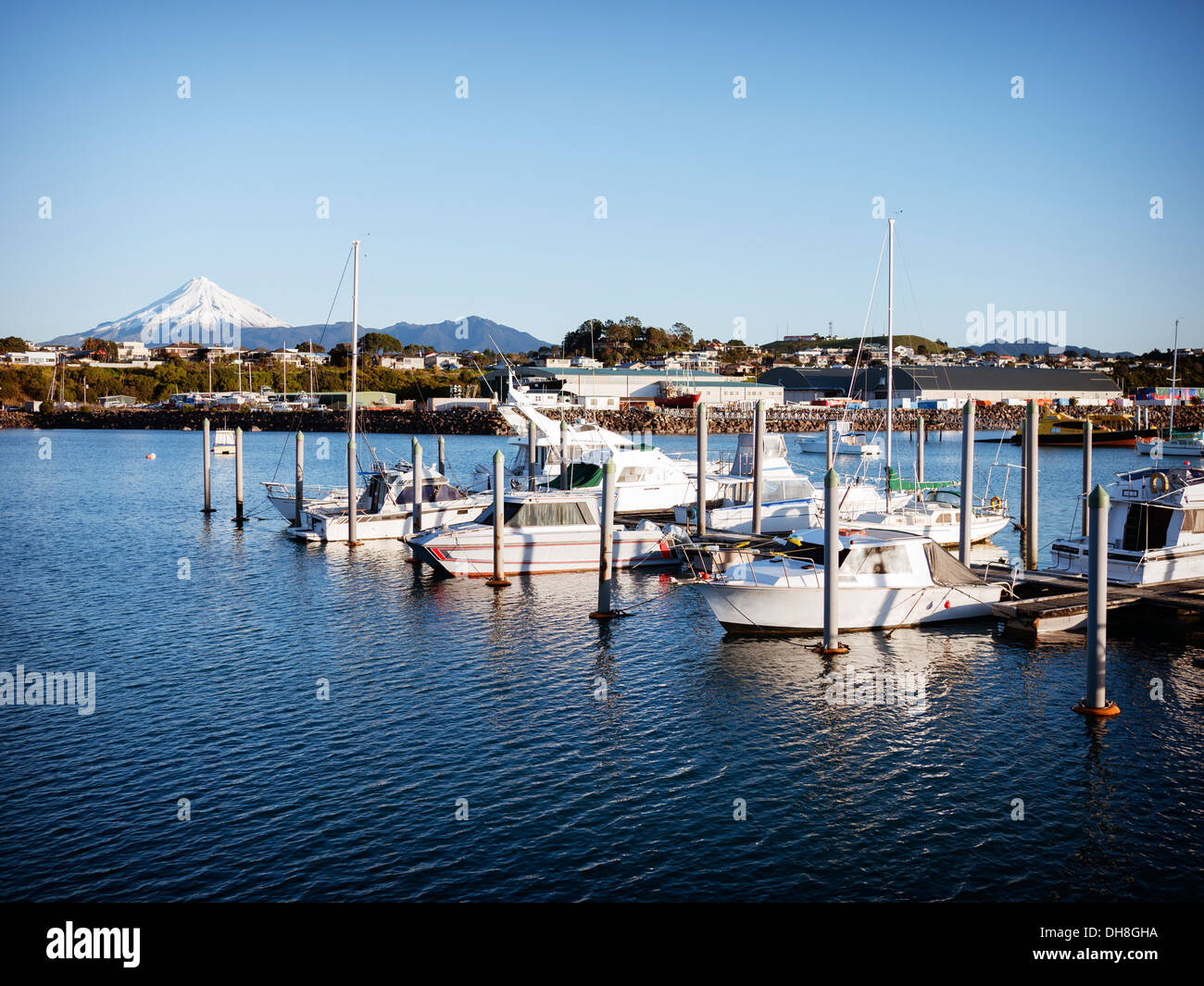 Perfetto cono vulcano Mount Egmont, Taranaki. Il nuovo porto di Plymouth. La Nuova Zelanda. Barca nomi e loghi rimosso. Foto Stock