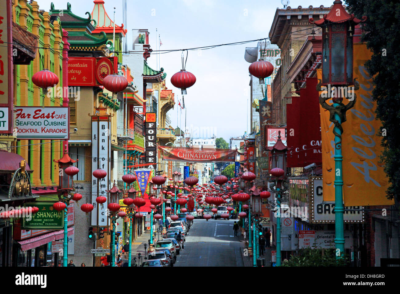 Rosso lanterne cinesi appesi in Grant Avenue nel quartiere di Chinatown di San Francisco, California, US Foto Stock