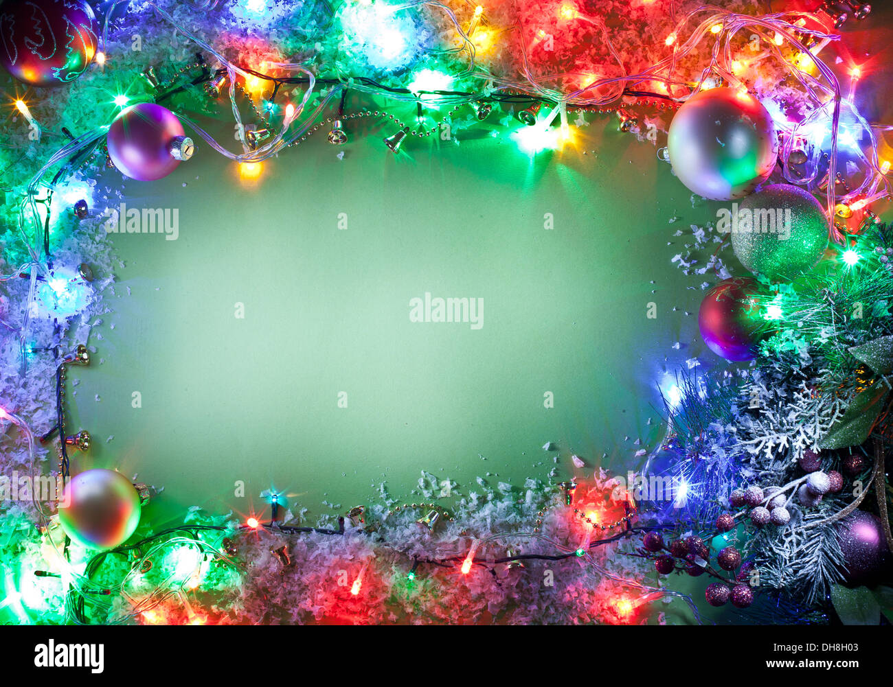 Telaio di Natale con le luci fairy e baubles. Foto Stock