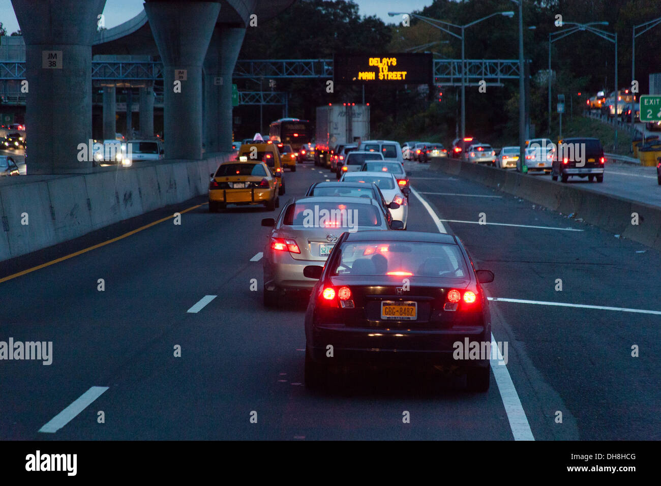 Movimento lento del traffico tra l'Aeroporto JFK e Manhattan sotto il treno aria, New York City, Stati Uniti d'America. Foto Stock