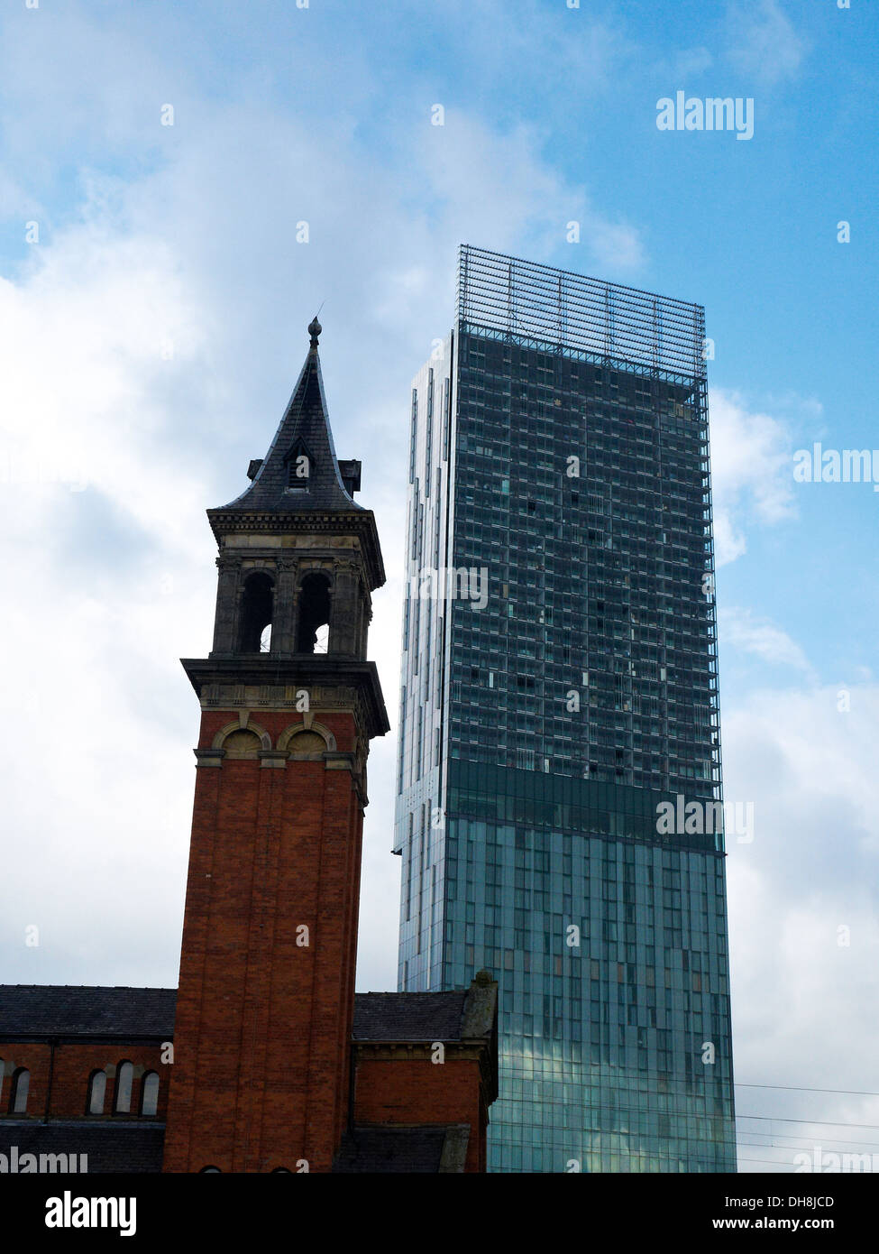 St Georges chiesa con Beetham Tower Manchester REGNO UNITO Foto Stock