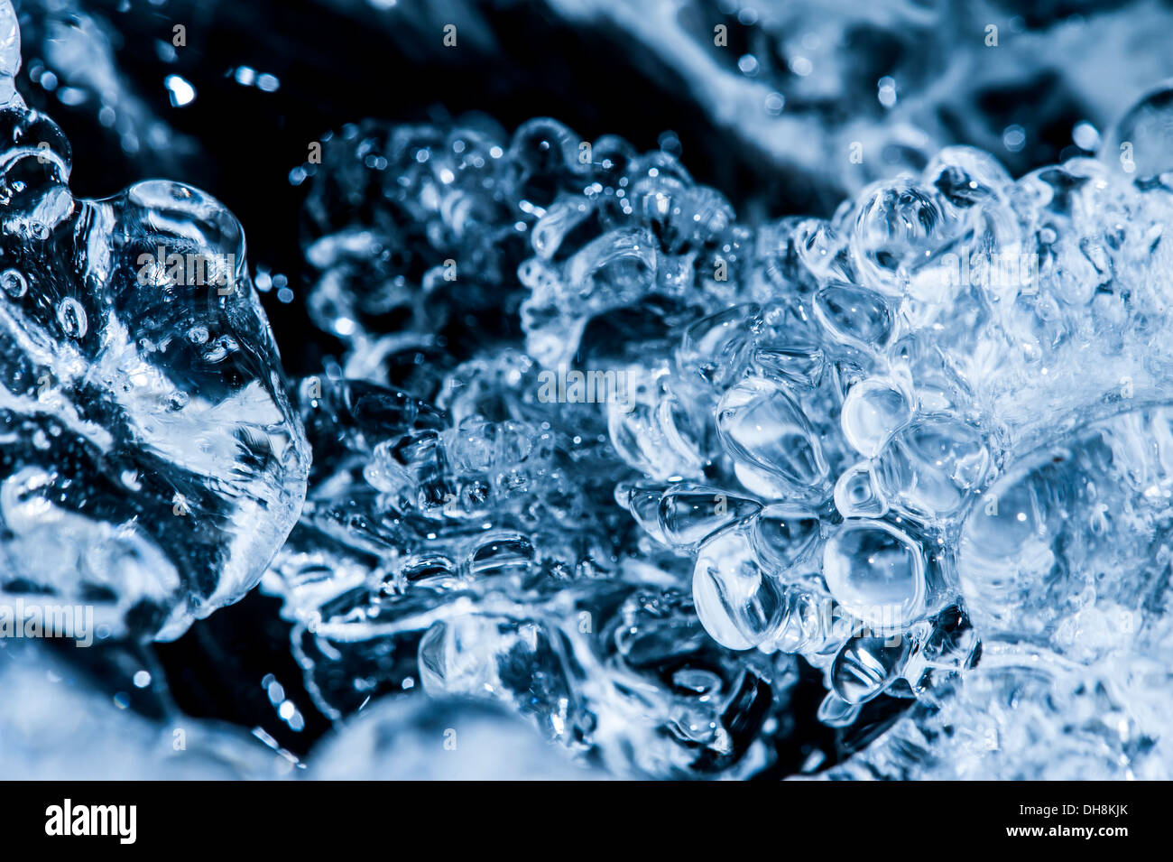 Blu ghiaccio sulle rive di un fiume in dettaglio - tessitura macro Foto Stock