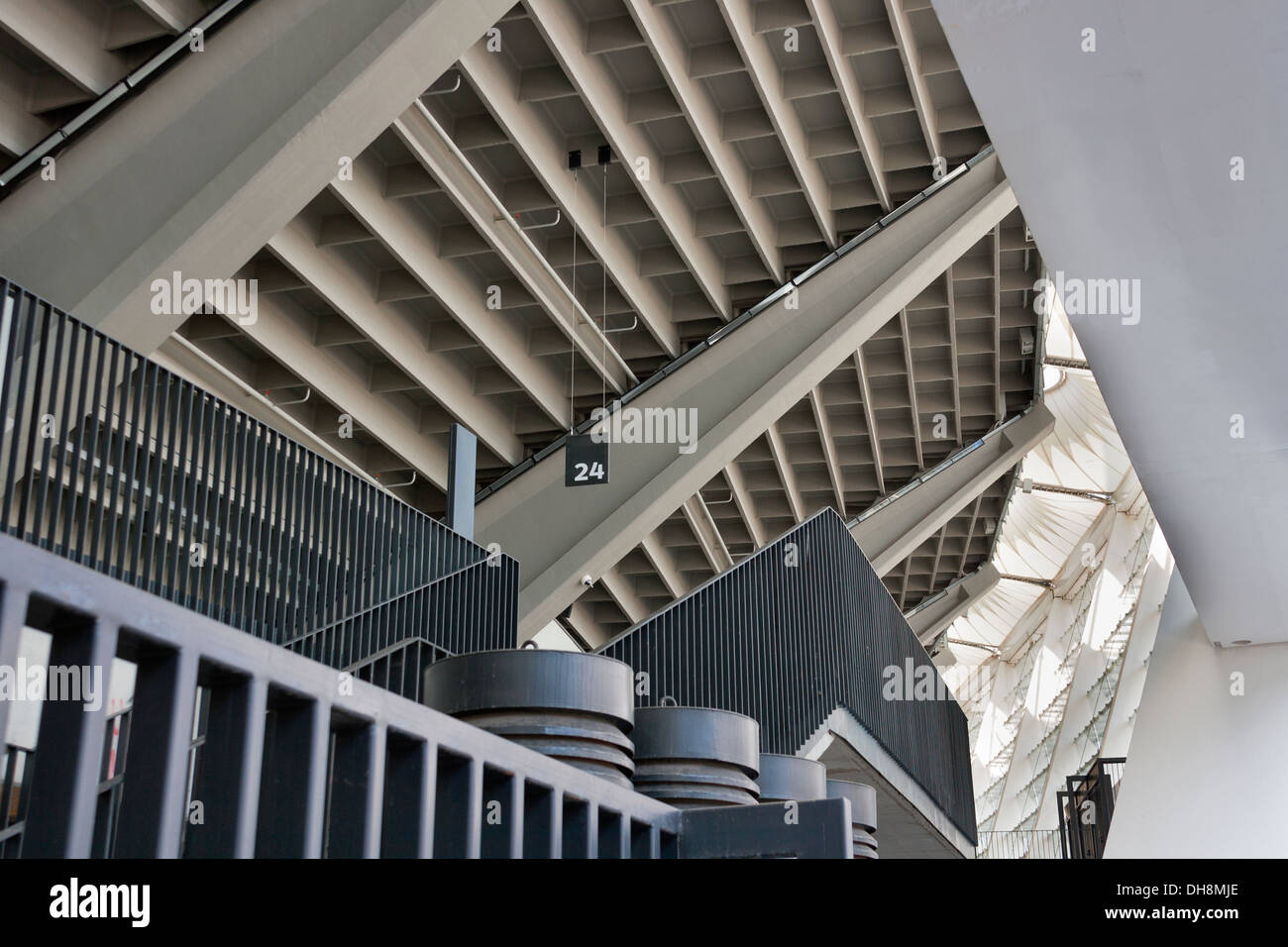 Lo stadio di moderna architettura vista da sotto le tribune Foto Stock
