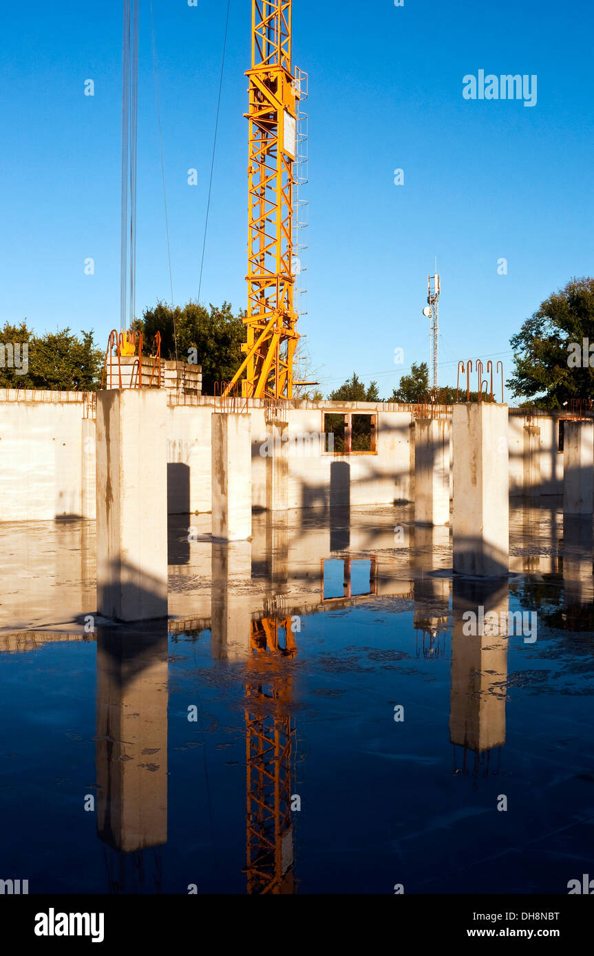 Nuovi muri in cemento armato e colonne su factory building site - Francia. Foto Stock
