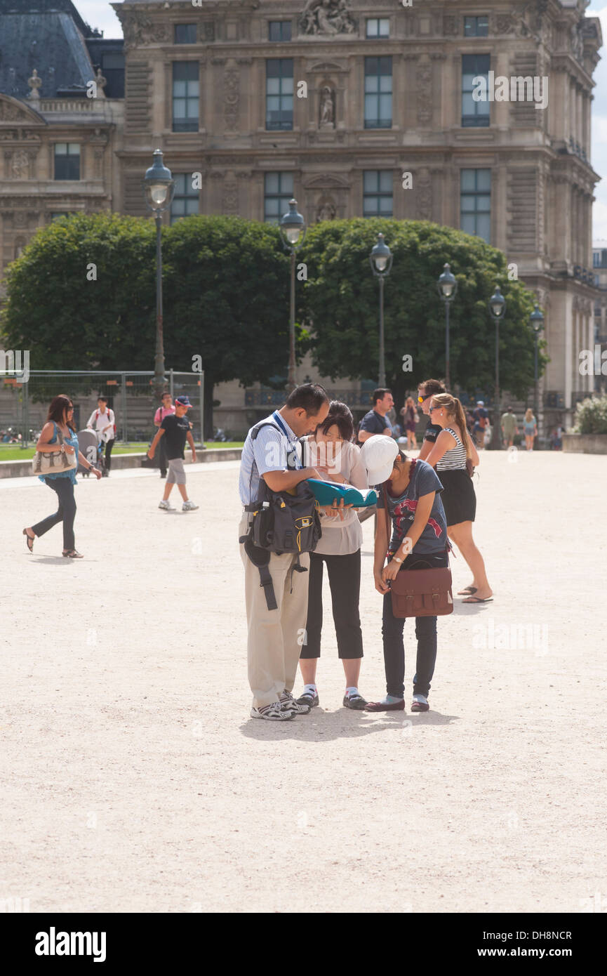 Parigi, Francia - Famiglia di turisti asiatici guardando alla mappa. Foto Stock