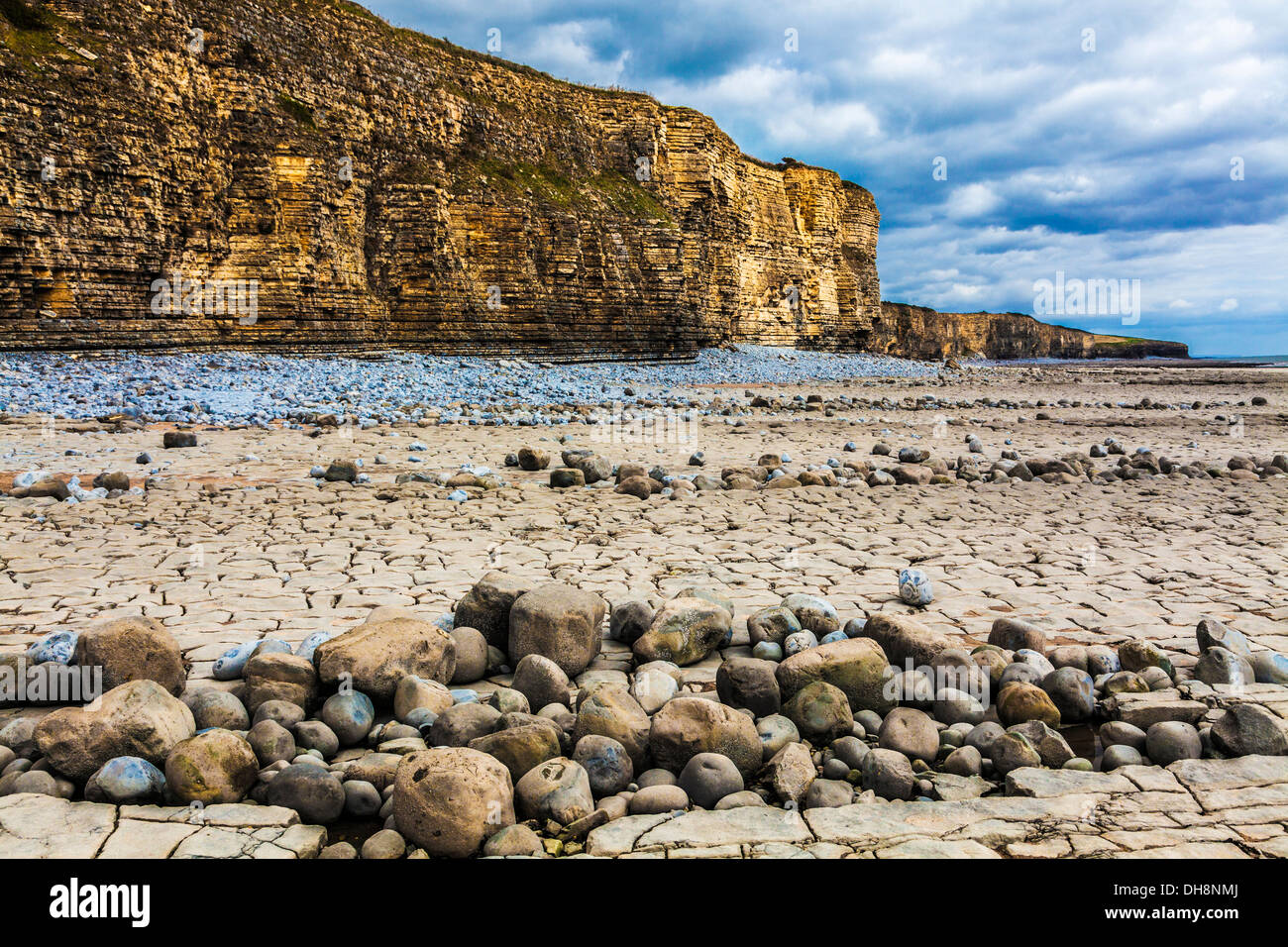 Strati di roccia nella scogliera e spiaggia a Nash punto nel Galles. Versione Mono disponibile a DH8W7K Foto Stock