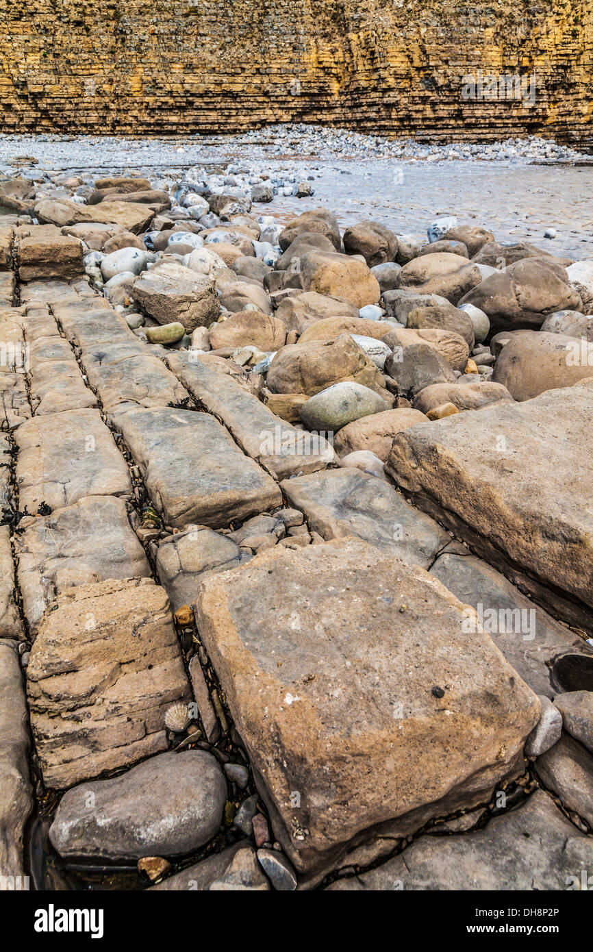 Strati di roccia nella scogliera e spiaggia a Nash punto nel Galles. Foto Stock