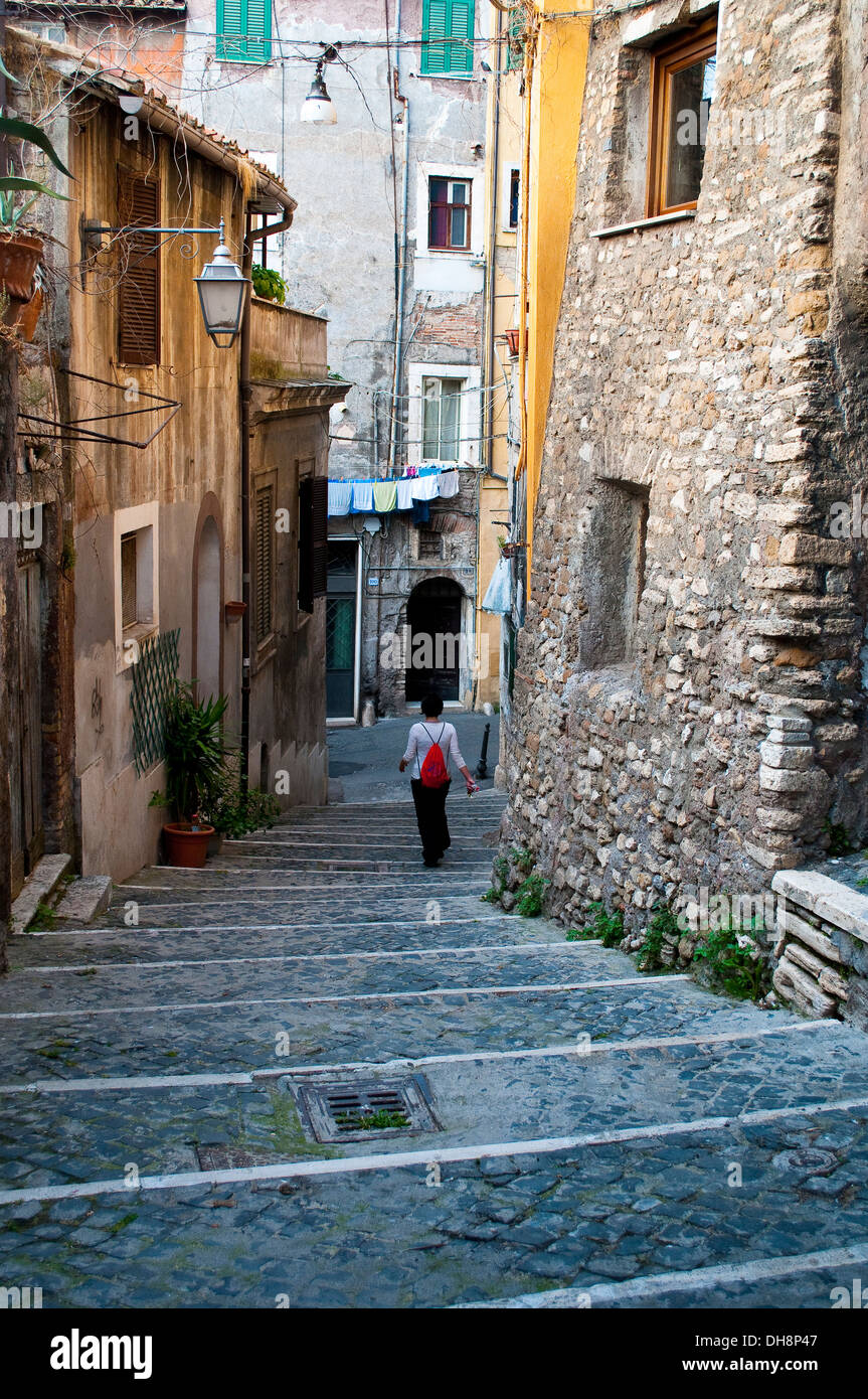 Persona camminare per strada a schiera nella città vecchia, Tivoli, Lazio, Italia Foto Stock
