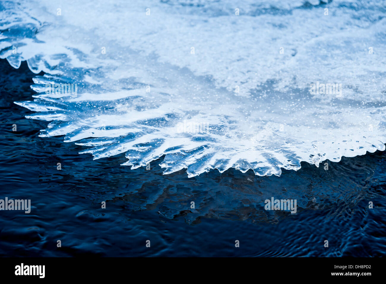 Blu ghiaccio sulle rive di un fiume in dettaglio Foto Stock