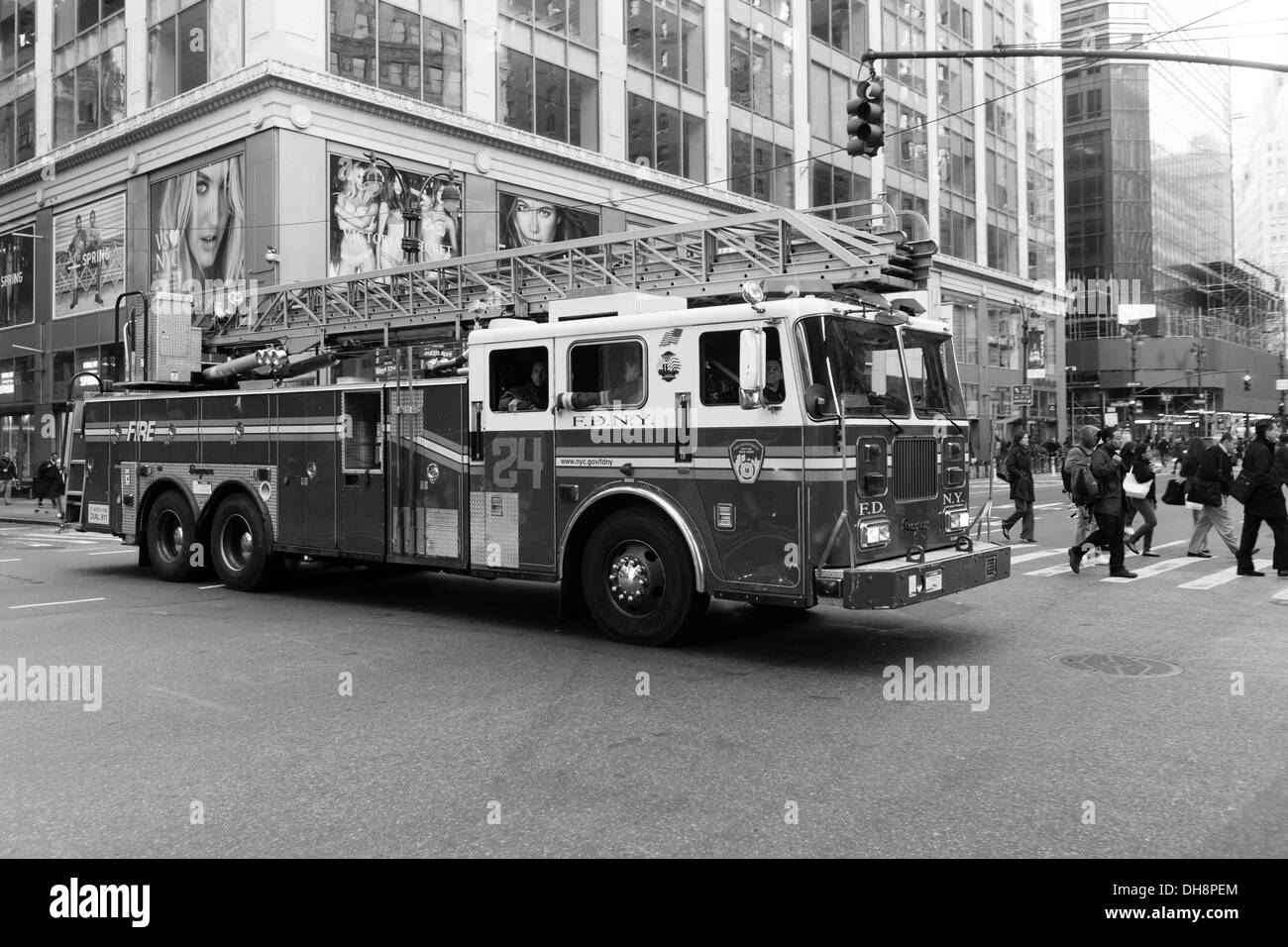 New York Fire Department carrello fuori magazzino Macy's, 6th Avenue, New York City, Stati Uniti d'America Foto Stock