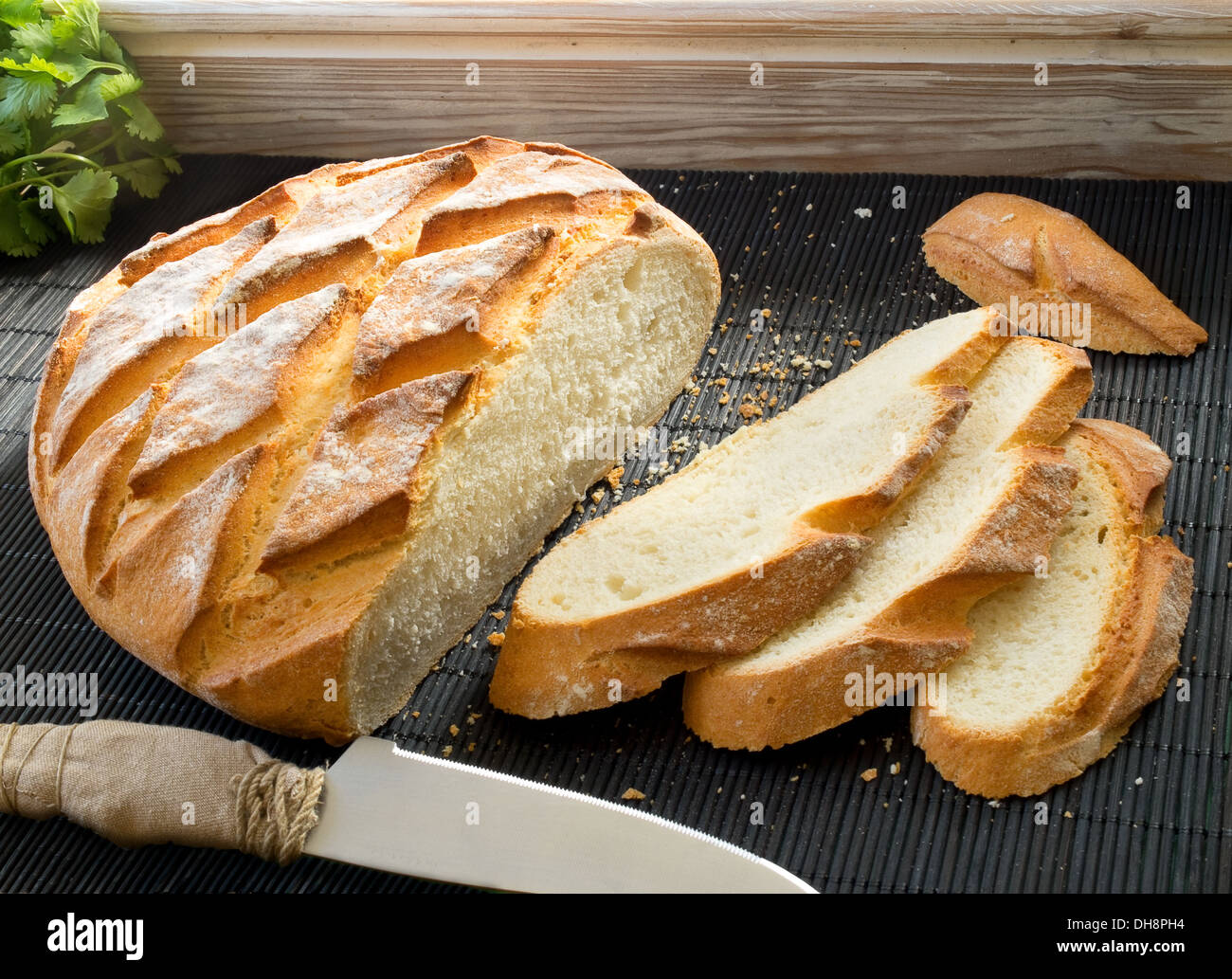 Fette di pane rustico su una tabella MAT. Foto Stock