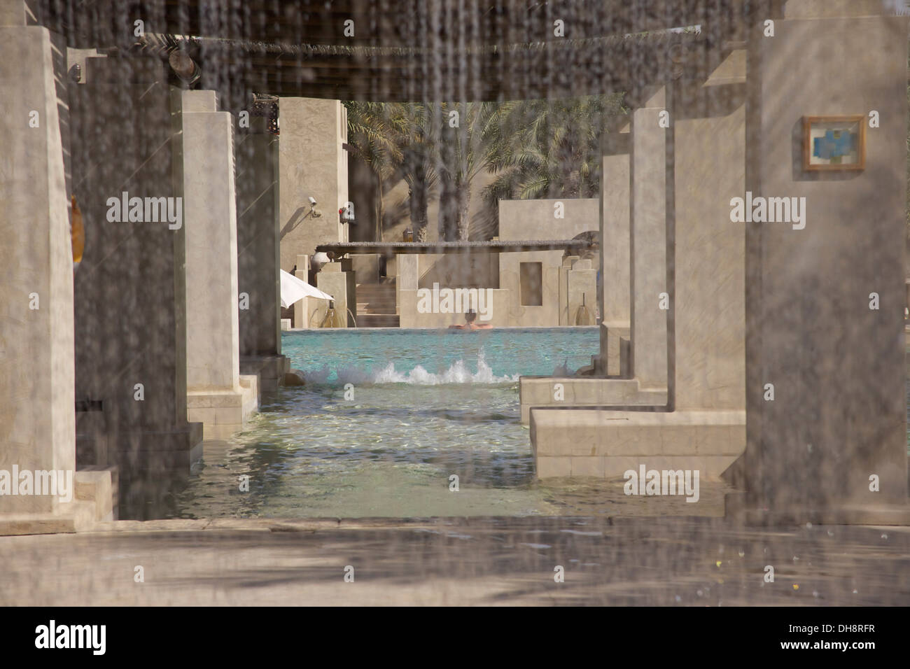 La perfetta piscina principale al Bab Al Shams resort, Dubai, UAE Foto Stock