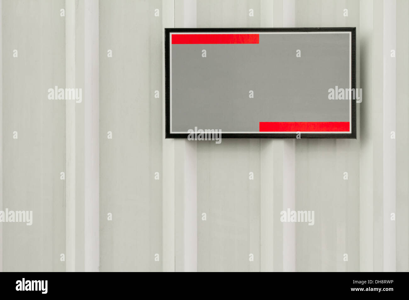 Uno sbozzato cornice grigia sul foglio di lamiera parete Foto Stock