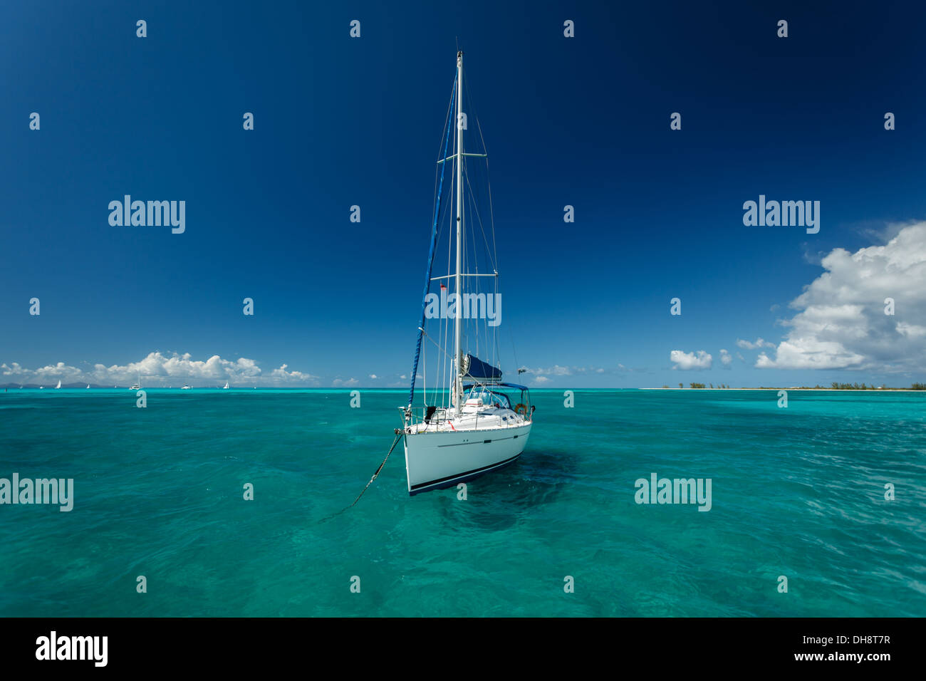 Barca a vela bianca ormeggiata in splendido tropicale oceano turchesi acque nelle Isole Vergini Britanniche Foto Stock
