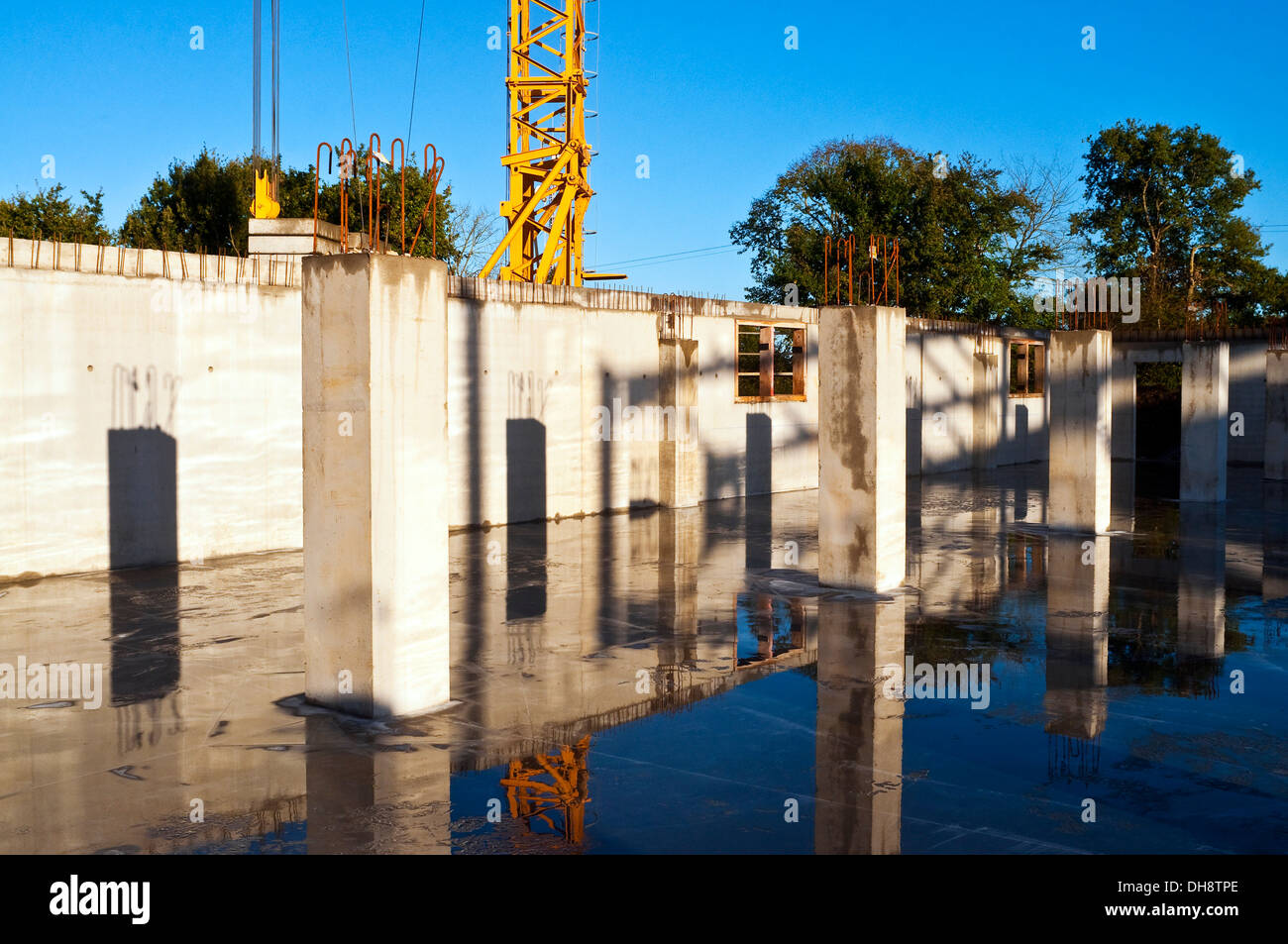 Nuovi muri in cemento armato e colonne su factory building site - Francia. Foto Stock