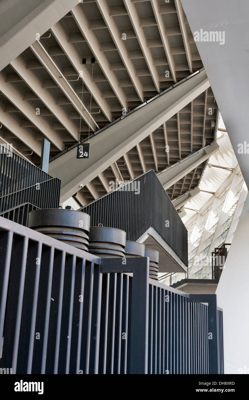 Lo stadio di moderna architettura vista da sotto le tribune Foto Stock
