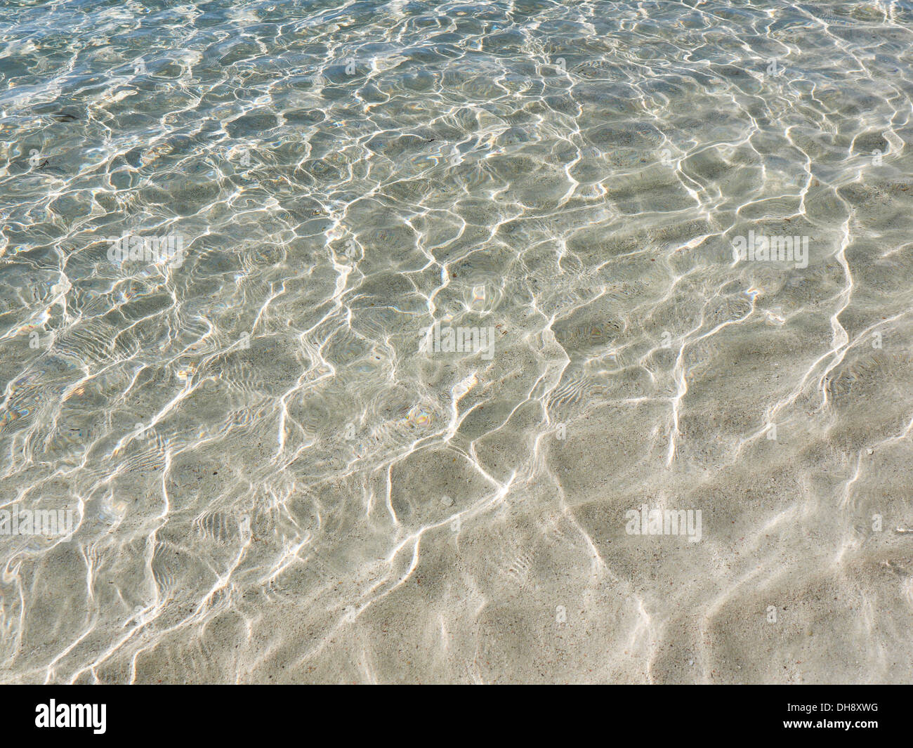 Increspata acqua di mare su sabbia Foto Stock