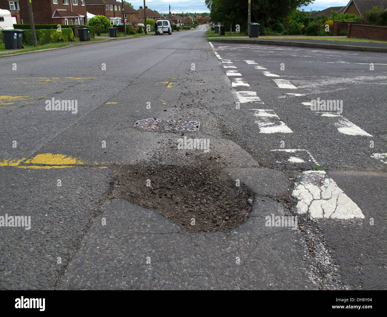 buche, sondaggio, automobilisti, buche, negligenti, danni, veicoli, lesioni personali, obblighi legali, manutenzione autostrada, superficie stradale, con polpetta, carreggiata Foto Stock