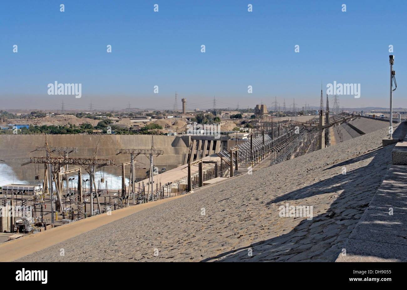 La diga di Assuan con la centrale idroelettrica di Assuan (Egitto) al tempo di sera Foto Stock