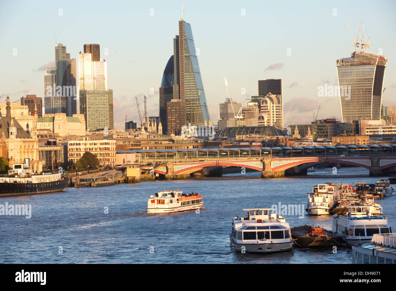 Vista della città di Londra, il quartiere finanziario, compreso il Gherkin, walkie talkie e Cheesegrater edifici, London, Regno Unito Foto Stock