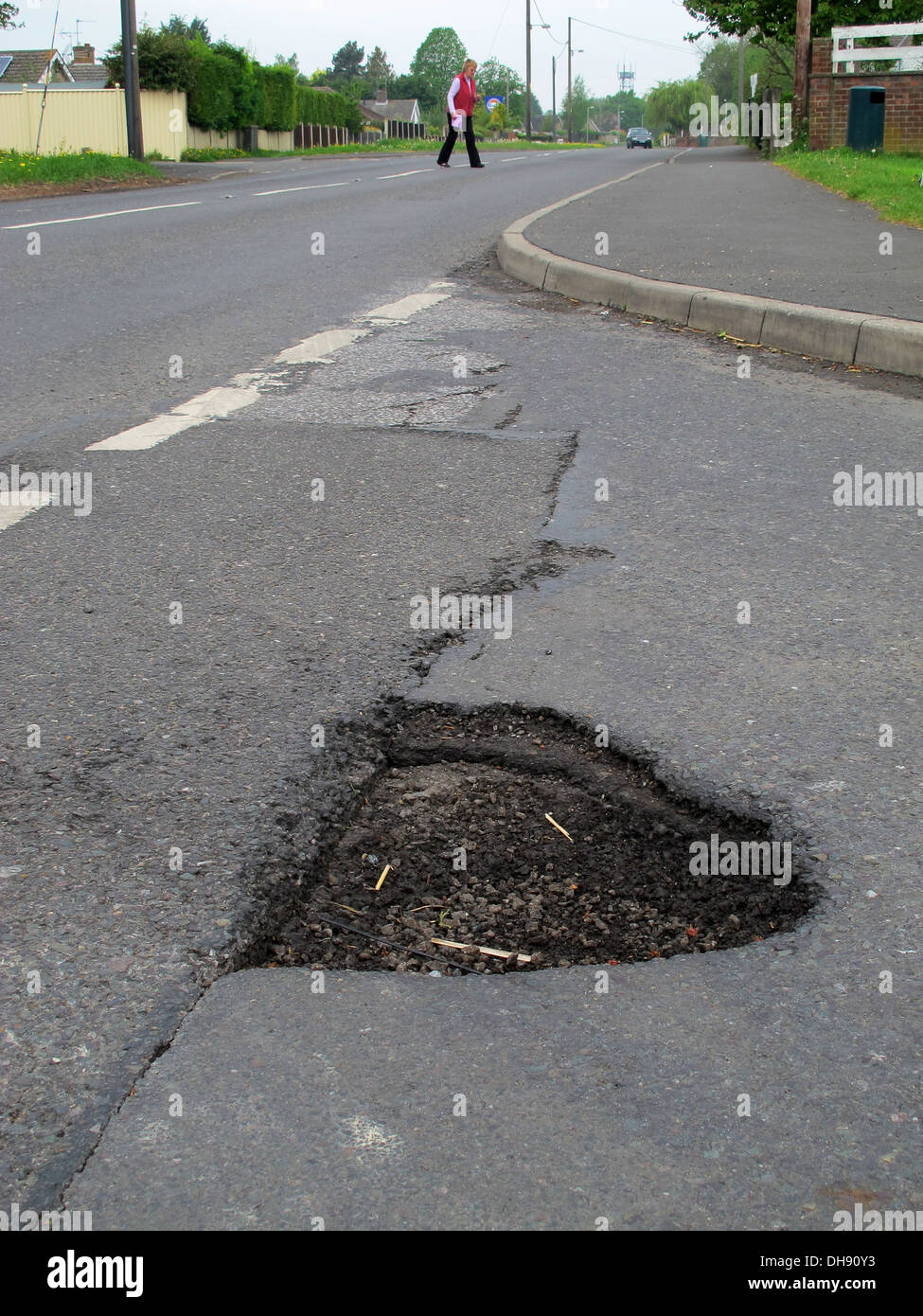 buche, sondaggio, automobilisti, buche, negligenti, danni, veicoli, lesioni personali, obblighi legali, manutenzione autostrada, superficie stradale, con polpetta, carreggiata Foto Stock