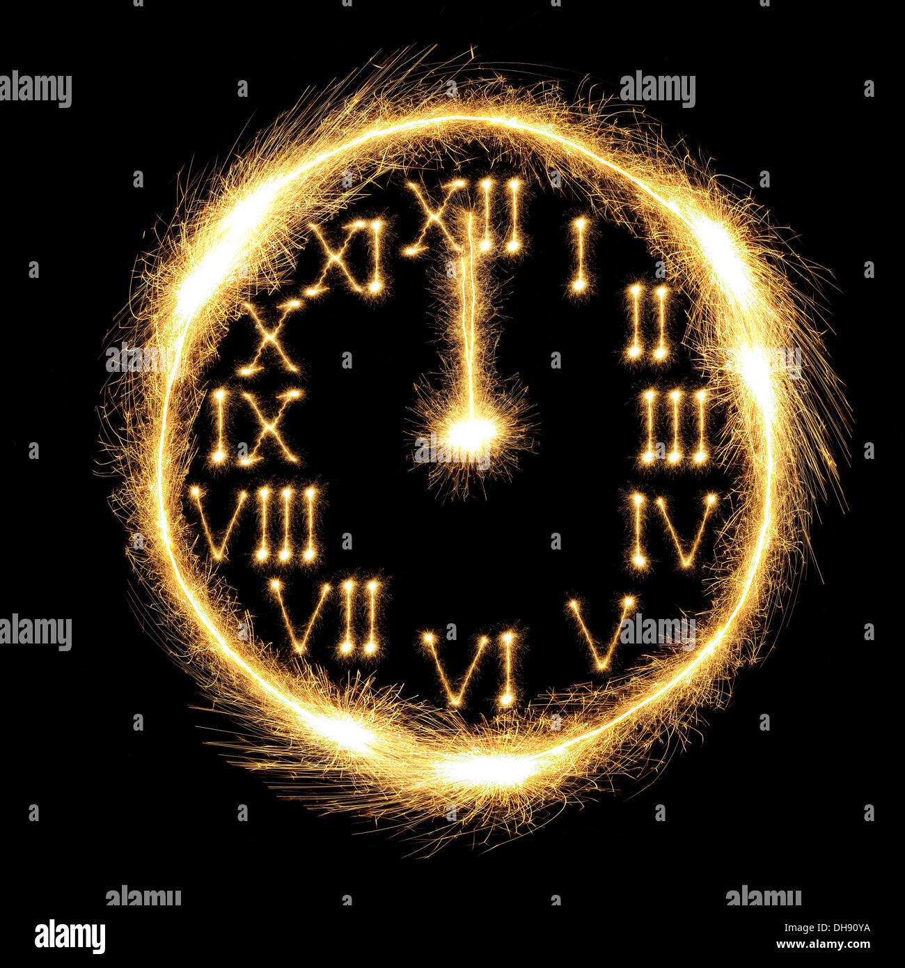 Orologio scintillante mostra quasi mezzanotte e il primo giorno del nuovo anno provenienti Foto Stock