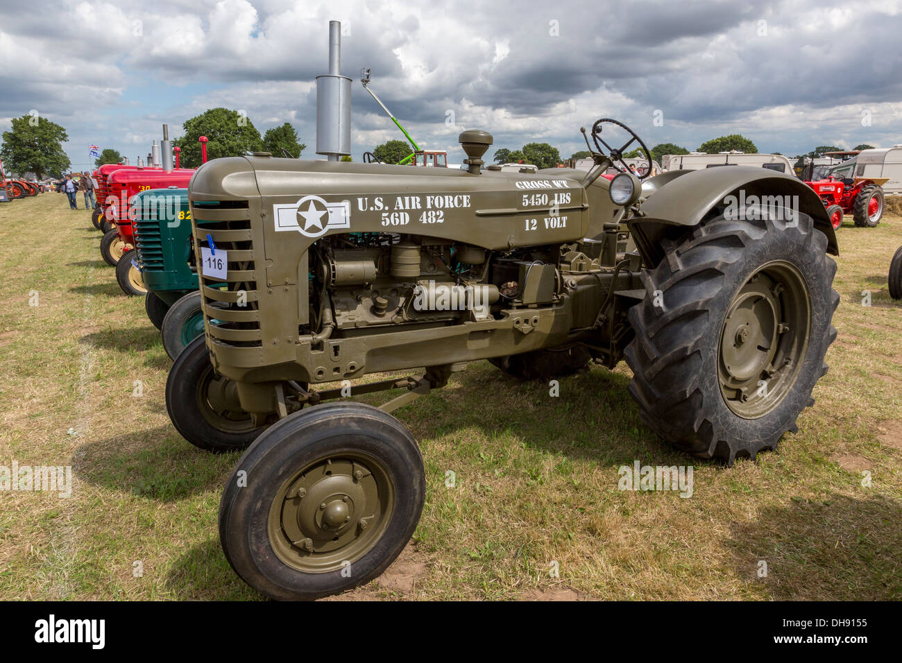 1956 Massey Harris I-244G USAF trattore in corrispondenza della maniglia di avviamento riunione del Club, Norfolk, Regno Unito. Foto Stock