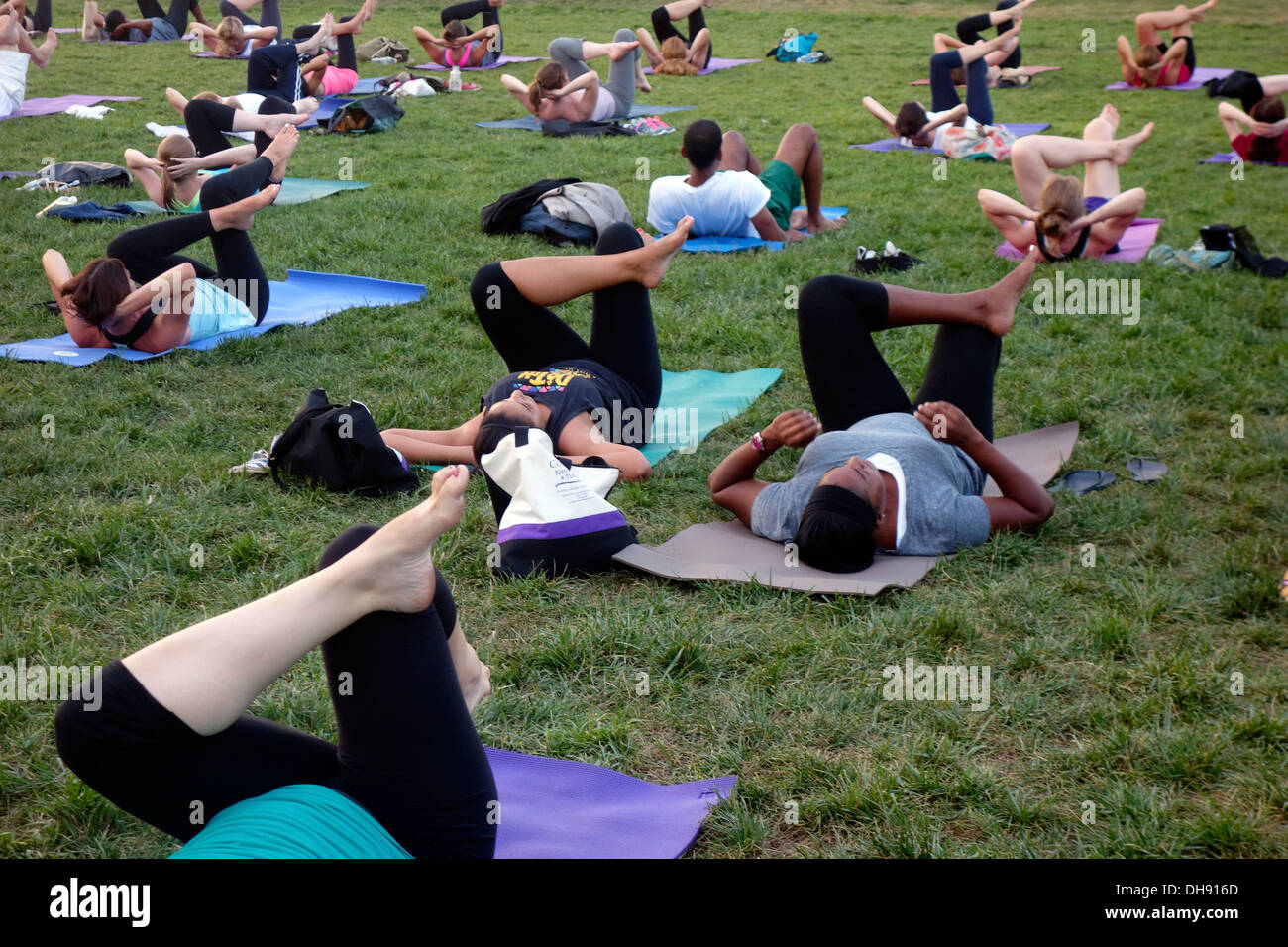 Yoga nel ponte di Brooklyn Park Foto Stock