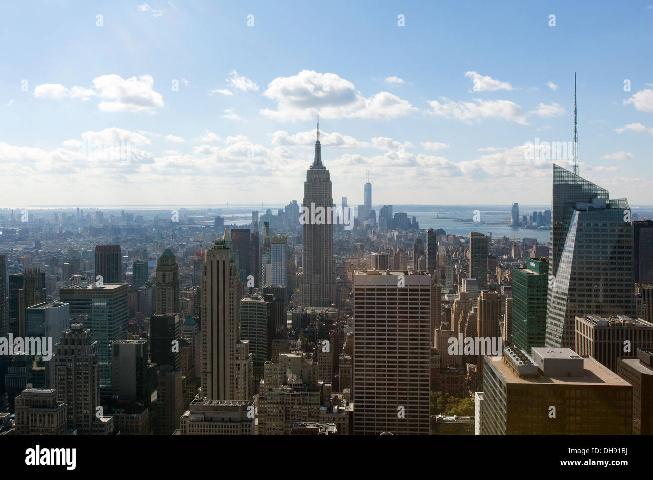 Vista dell'Empire State Building e Manhattan dalla sommità della roccia,il Rockefeller Center di New York City, Stati Uniti d'America Foto Stock