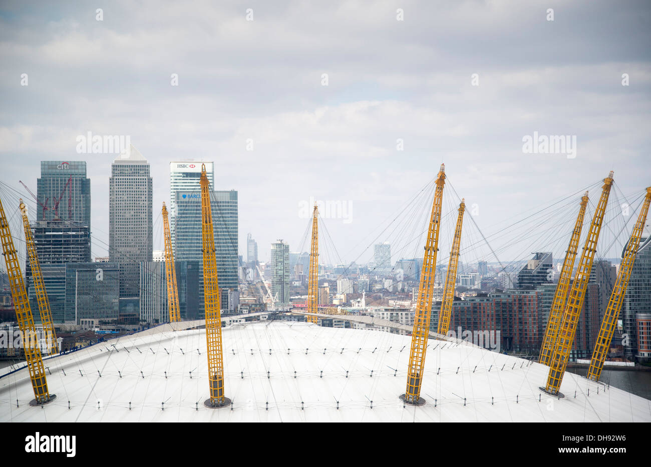 Vista aerea del Canary Wharf, O2 Dome e la penisola di Greenwich da Emirates Funivia Varcando il fiume Tamigi nella zona est di Londra. Foto Stock