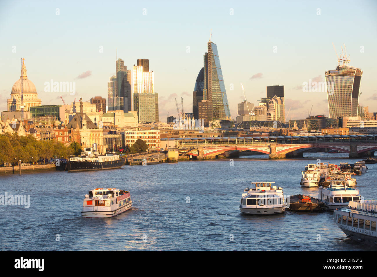 Vista della città di Londra, il quartiere finanziario, compreso il Gherkin, walkie talkie e Cheesegrater edifici, London, Regno Unito Foto Stock