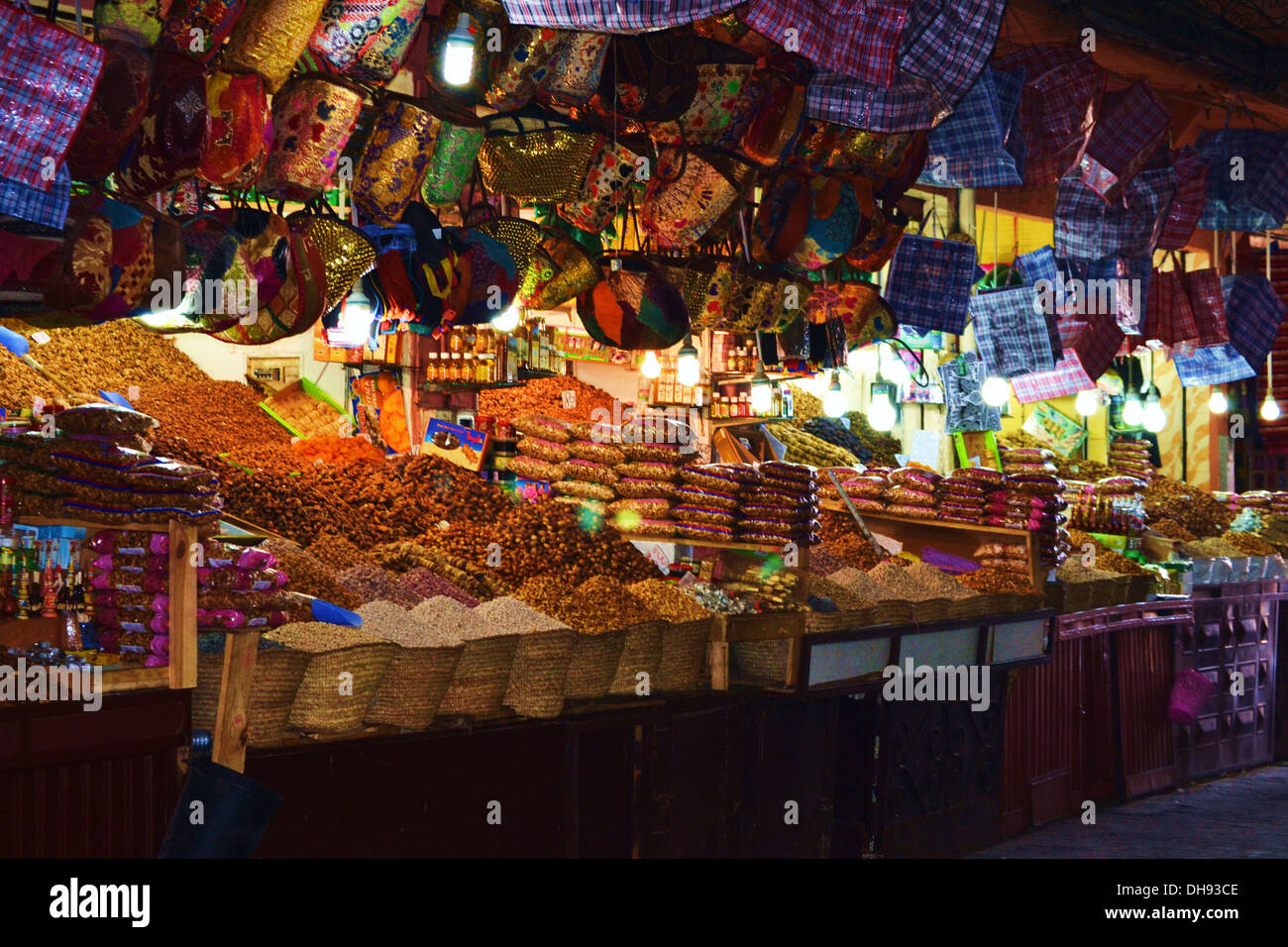 Un impressionante display delle spezie e del cibo in una fase di stallo nei souks, Marrakech Foto Stock
