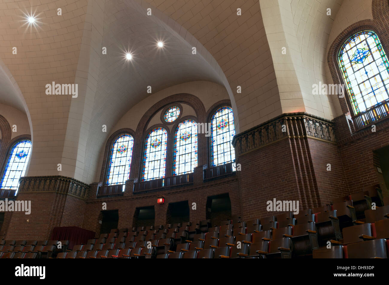 Interno della chiesa luterana sul balcone superiore mostra le sedi e le finestre di vetro macchiate sotto i soffitti a volta Foto Stock