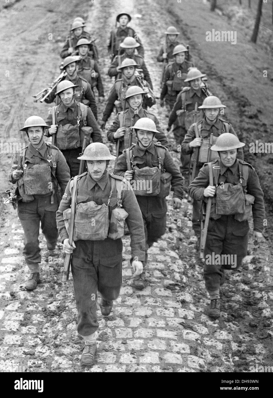 Gli uomini del nord leale Lancashire reggimento marciando in pieno ordine di battaglia durante i primi anni di WW11 Foto Stock