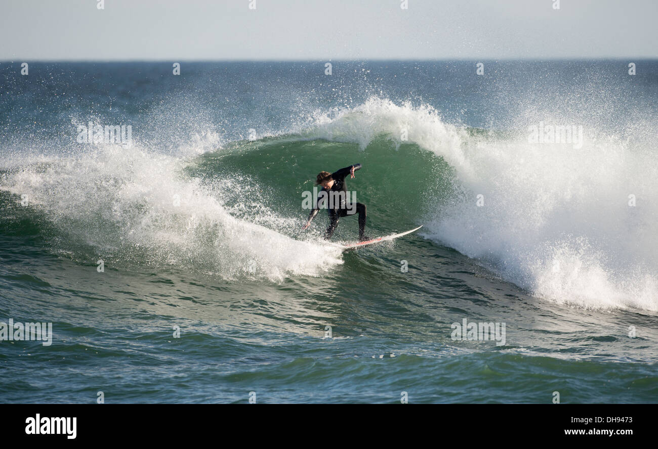 Surfer cavalcando le onde, re-entry, western cape sud africa Foto Stock