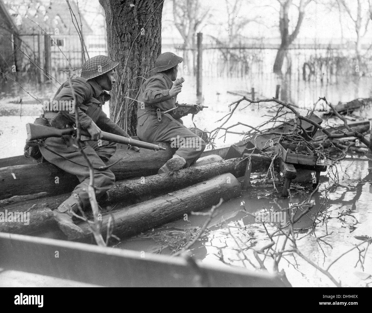 I soldati britannici in azione nella regione inondata di Holland durante il WW2 Foto Stock