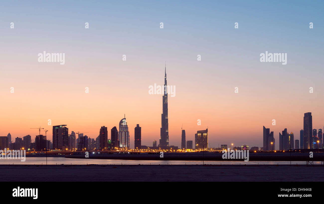 Vista serale di Burj Khalifa Tower e lo skyline di Dubai Emirati Arabi Uniti Foto Stock
