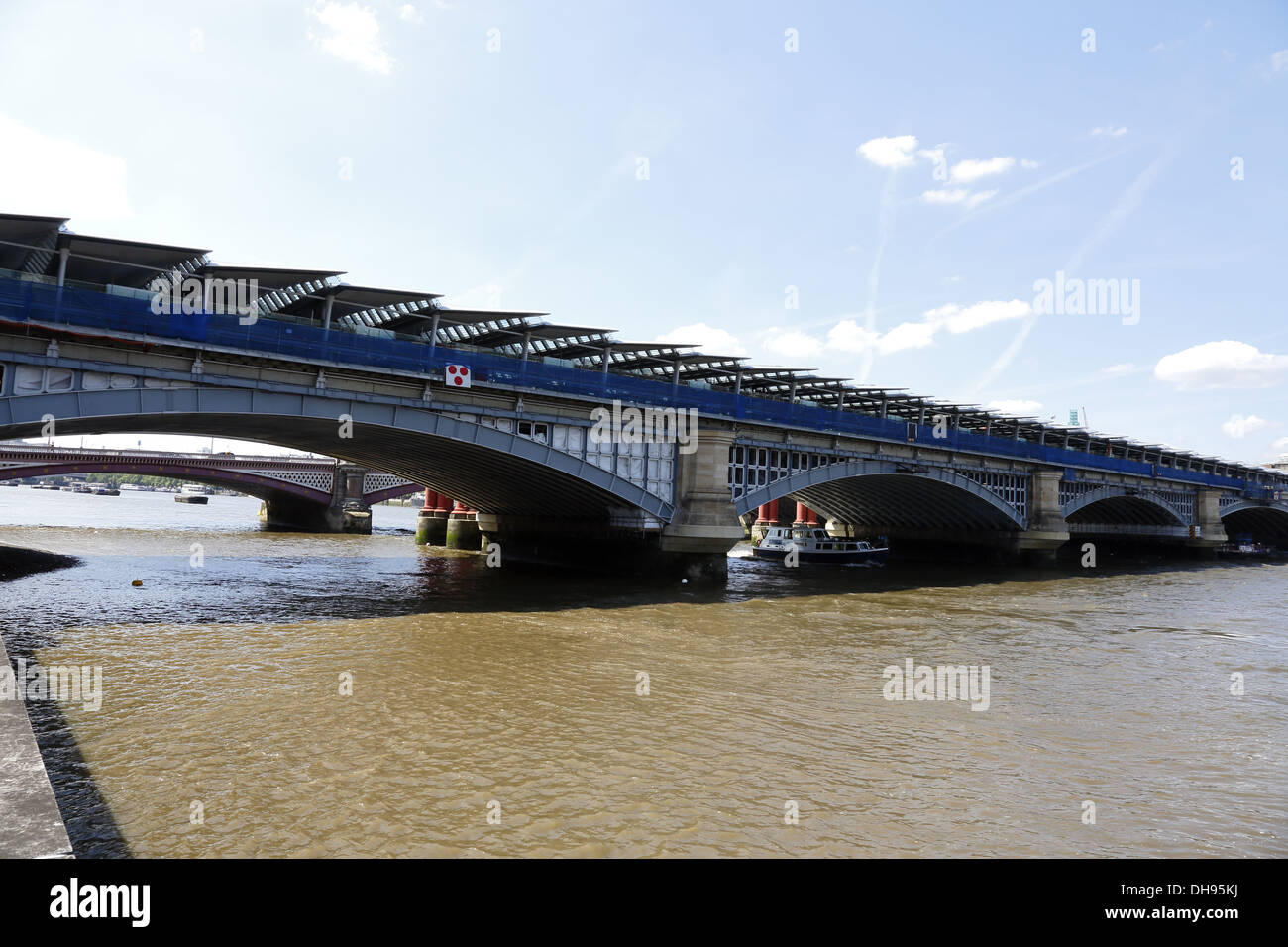 Blackfriars bridge solare. Foto Stock