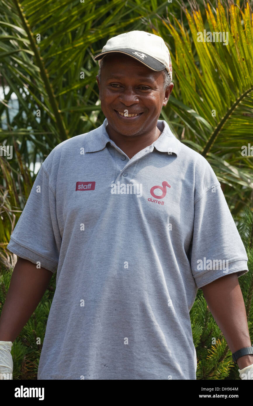 Detentore di animali che mostra la sua identità aziendale shirt, tappo con Durrell Dodo logo. Durrell Wildlife Conservation Trust, Jersey CI Foto Stock