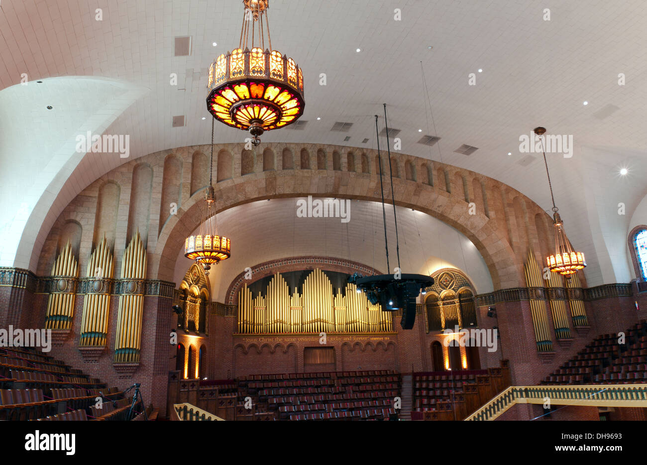 Interno della chiesa e nel santuario con organo a canne costruito in stile bizantino di architettura Foto Stock