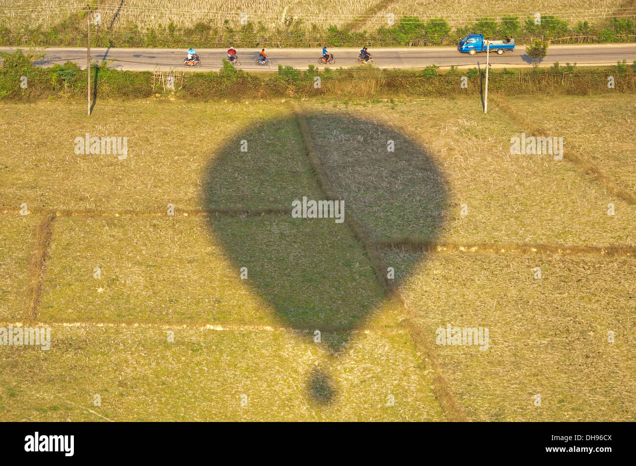 Vista orizzontale della campagna che circonda il Vang Vieng da una mongolfiera, è ombra sul terreno. Foto Stock