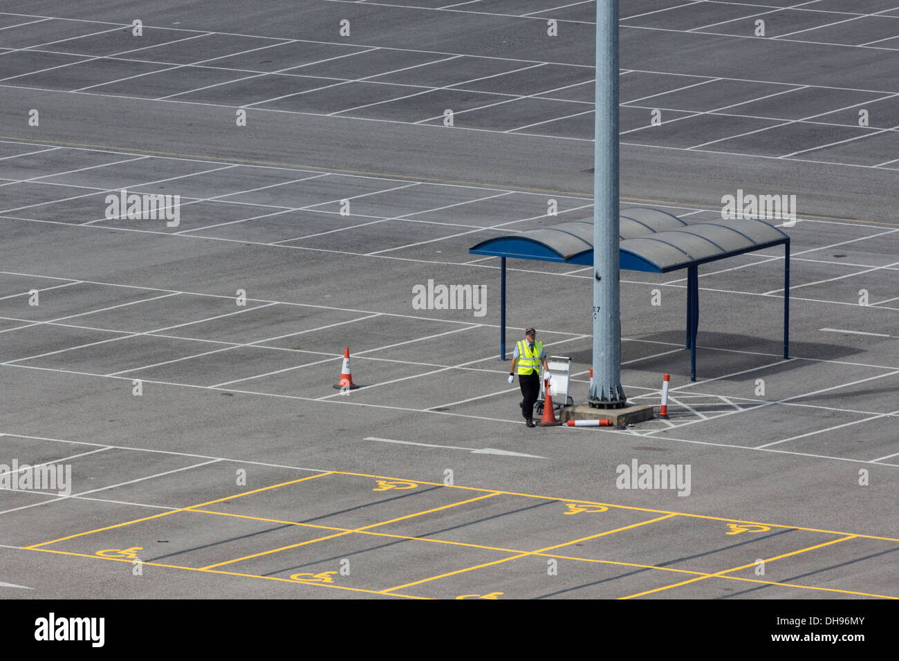 L'uomo nel parcheggio vuoto Foto Stock