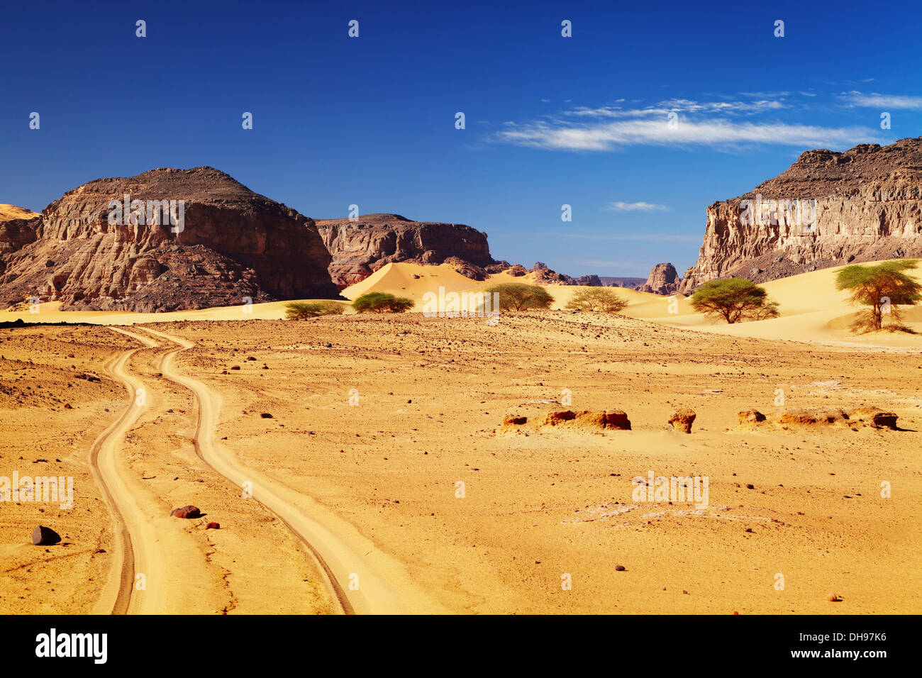 Strada nel deserto del Sahara, Tadrart, Algeria Foto Stock