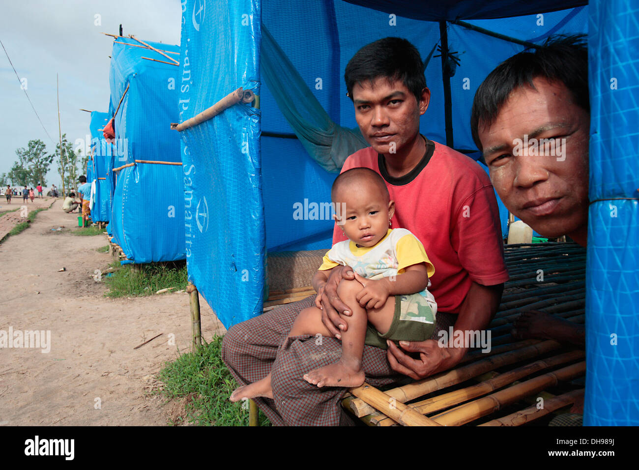 I campi profughi dopo il ciclone Nargis nel Fiume Ayeyarwady delta in prossimità di Labutta; Labutta, birmania, myanmar Foto Stock