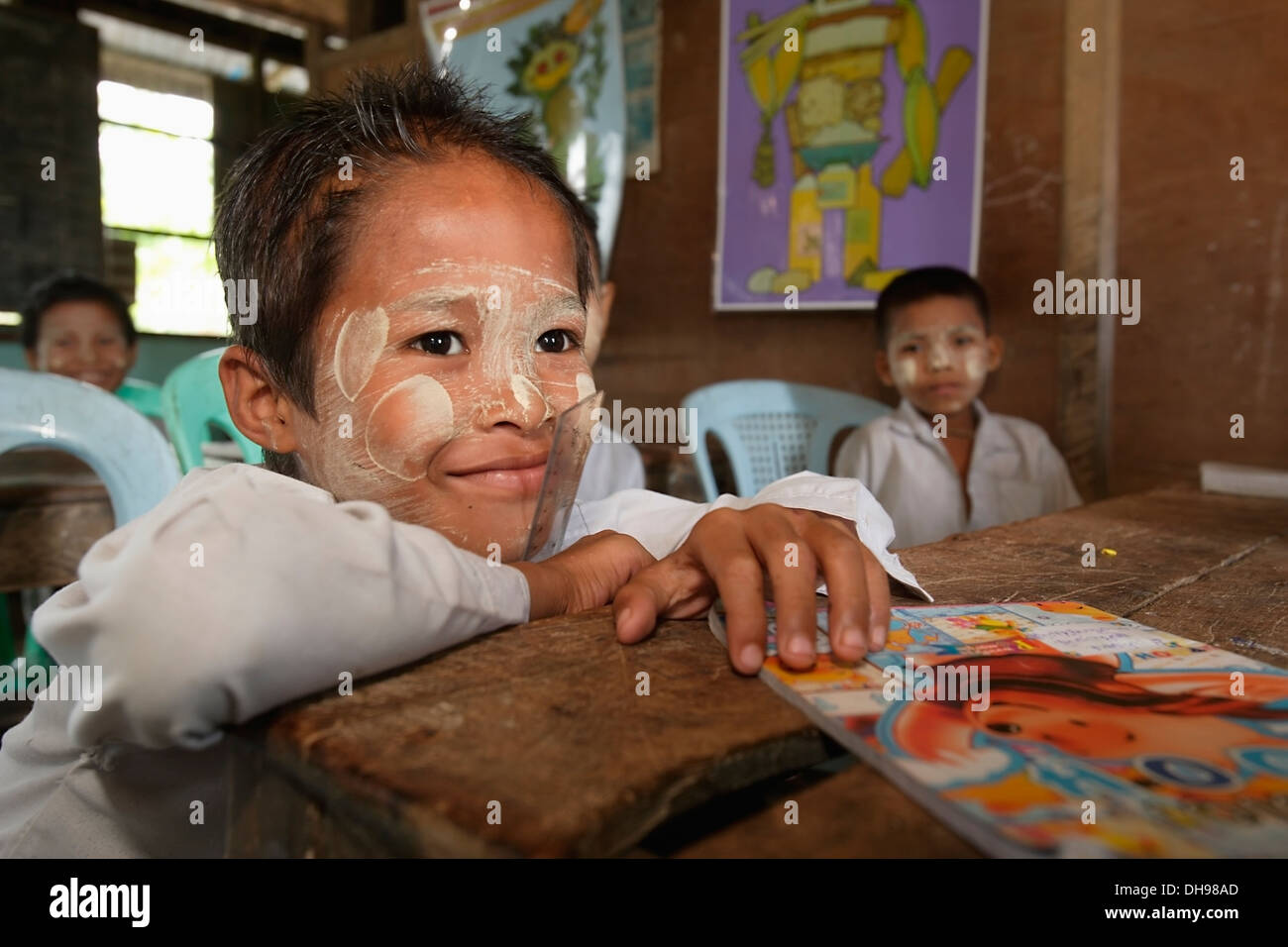 Gli studenti della scuola elementare di Taung Laputtaloke villaggio nei pressi di Labutta; Labutta, birmania, myanmar Foto Stock