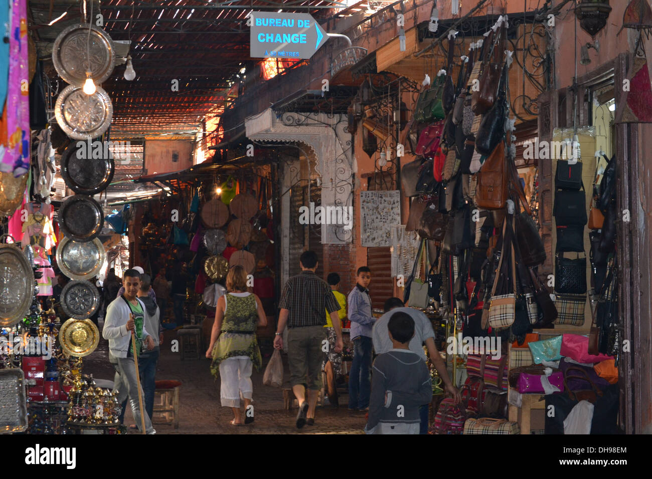 La gente a piedi attraverso il souk di Marrakech Foto Stock