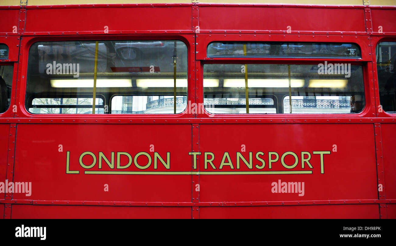 Un vintage Londra trasporto logo su un bus rosso a due piani Foto Stock